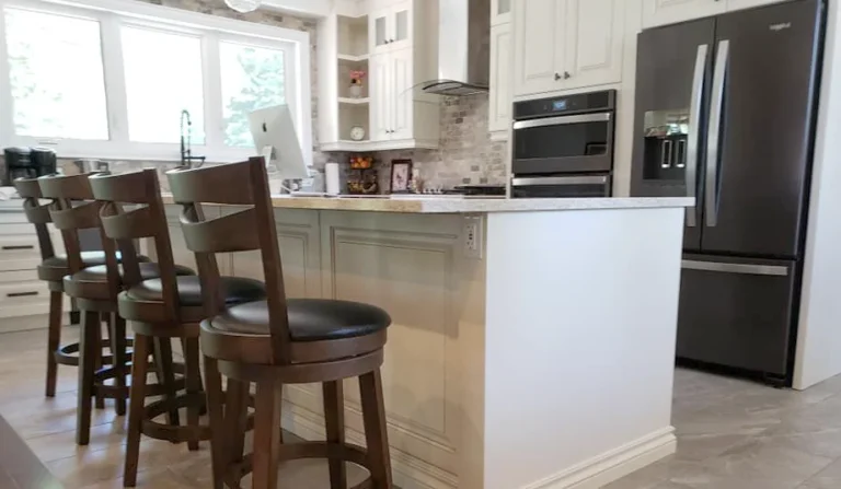A Recently Renovated Kitchen by YHIT in Kitchener