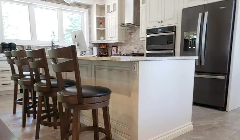 A Recently Renovated Kitchen by YHIT in Kitchener